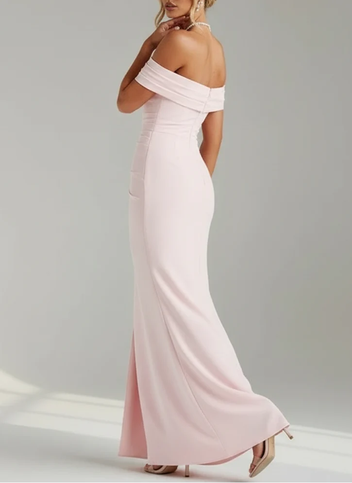 Robe de gala décolleté élégant avec fente