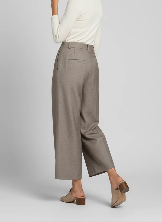 Pantalon droit structuré avec poches coupe nette