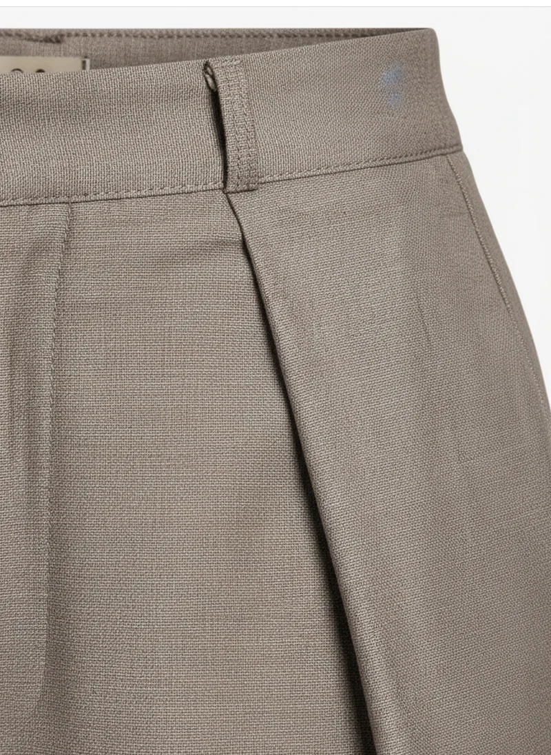 Pantalon droit structuré avec poches coupe nette