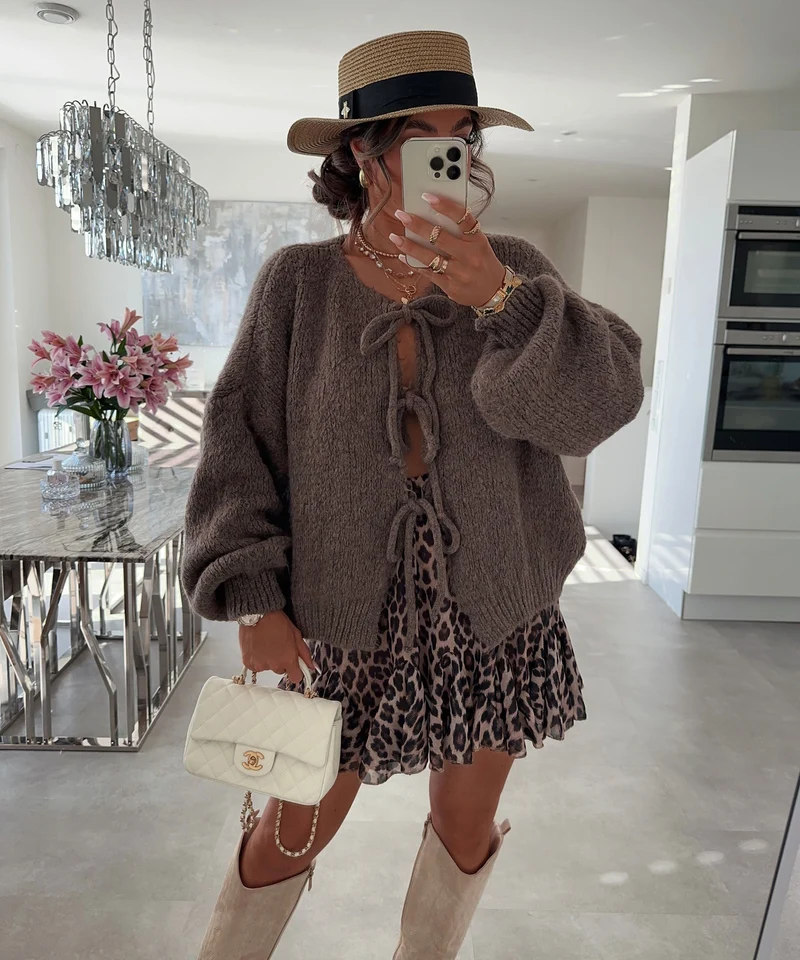 Cardigan tricoté brun avec nœud décoratif
