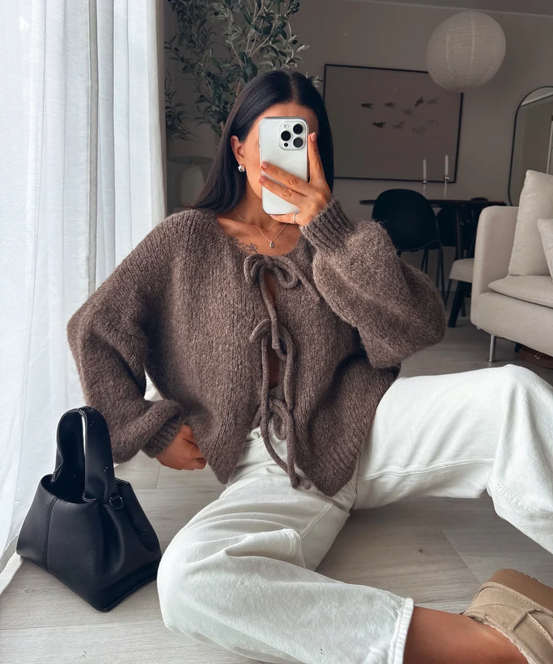 Cardigan tricoté brun avec nœud décoratif
