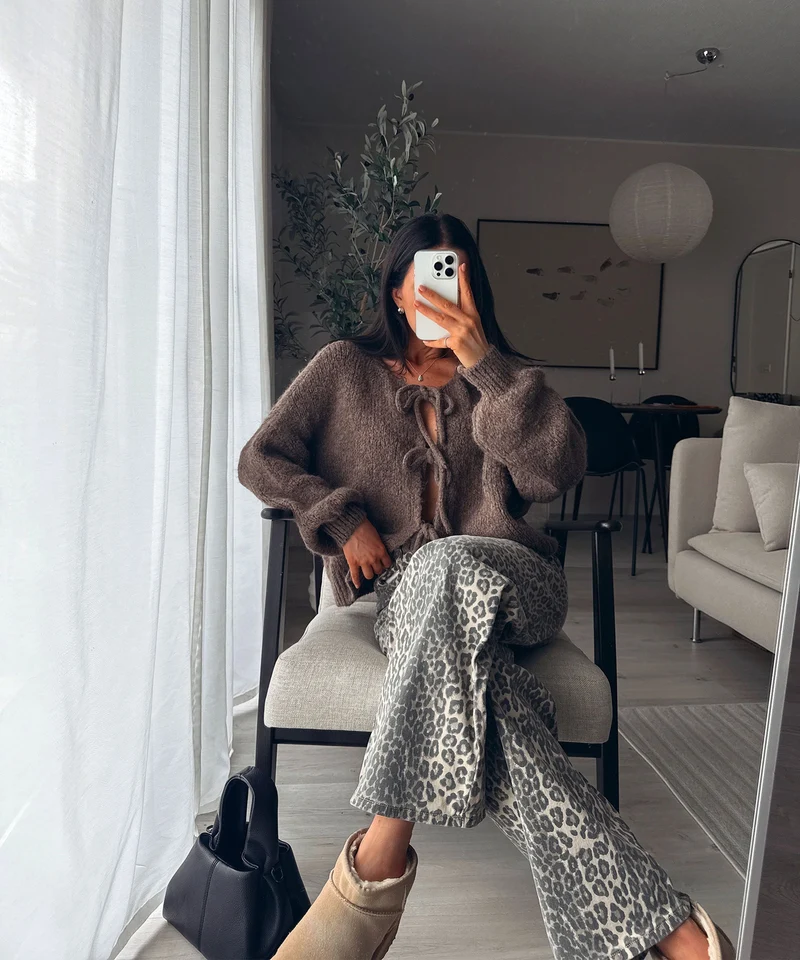 Cardigan tricoté brun avec nœud décoratif