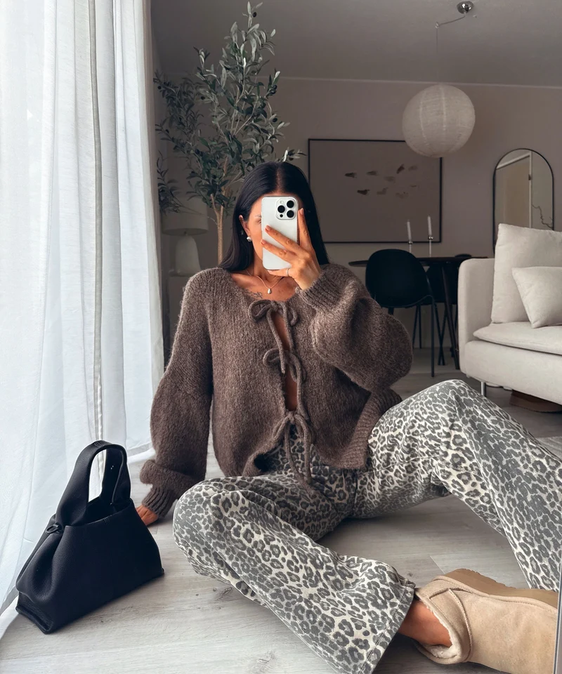 Cardigan tricoté brun avec nœud décoratif
