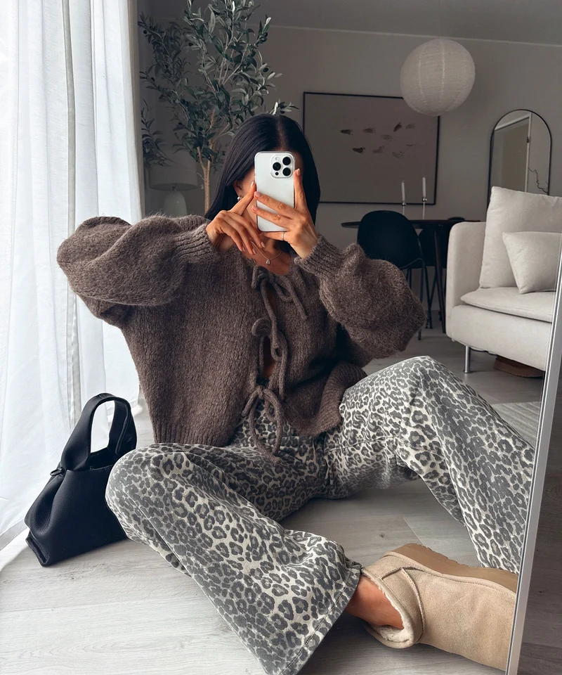 Cardigan tricoté brun avec nœud décoratif