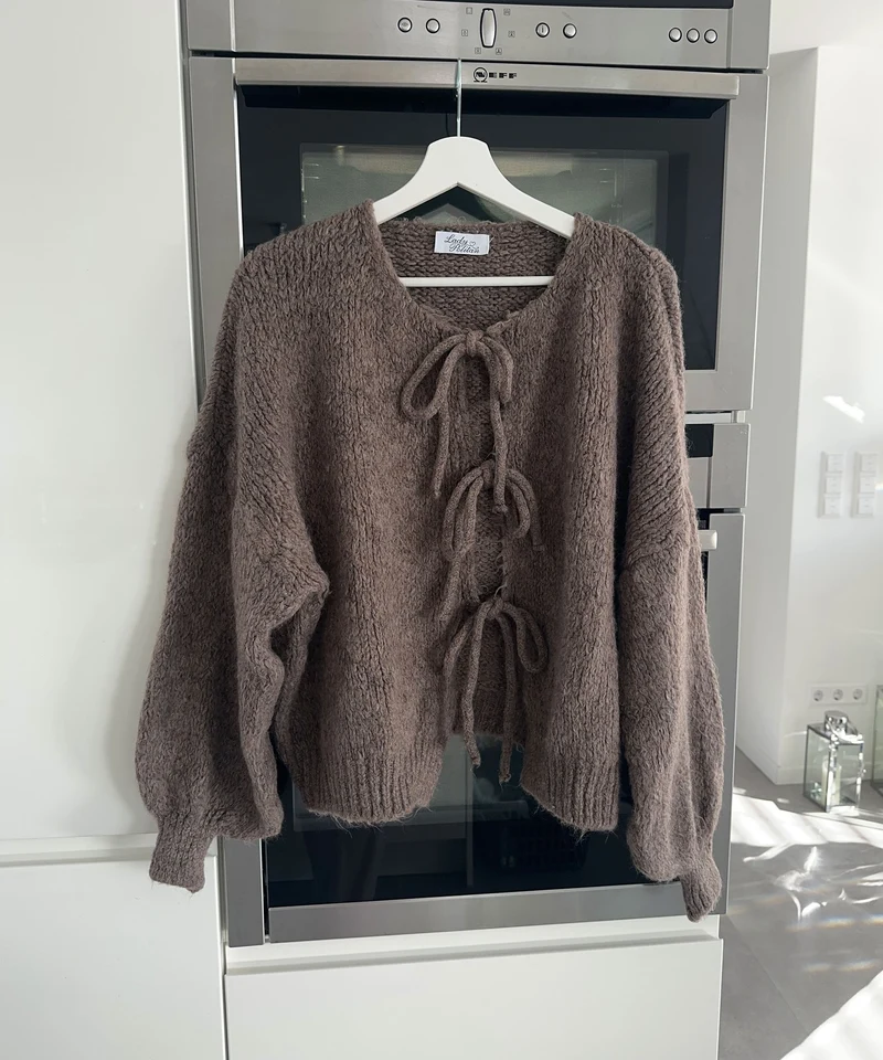 Cardigan tricoté brun avec nœud décoratif