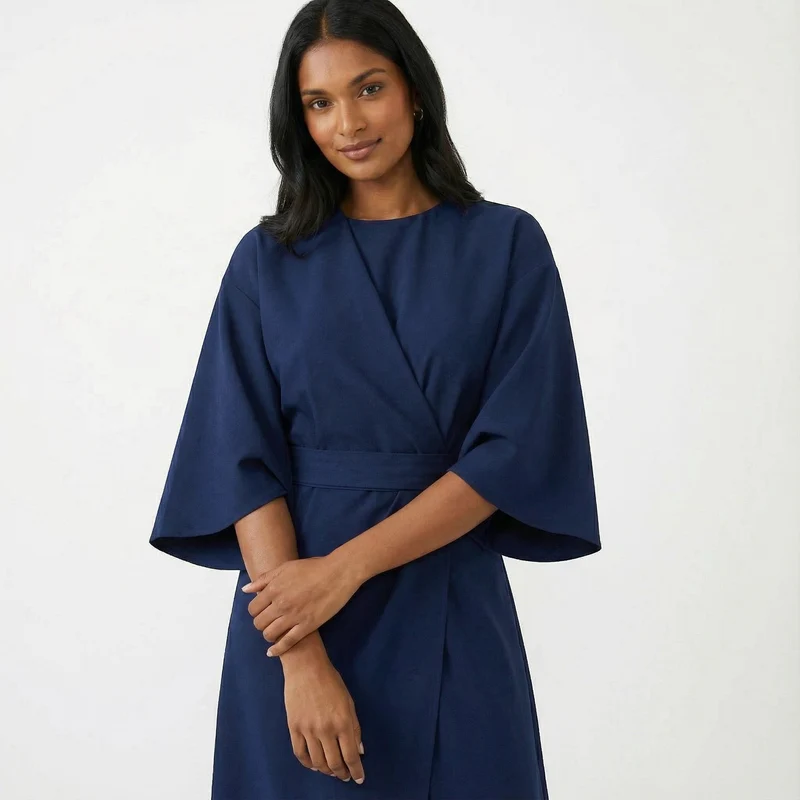 Robe Élégante Femme à Taille Cintrée et Silhouette Fluide
