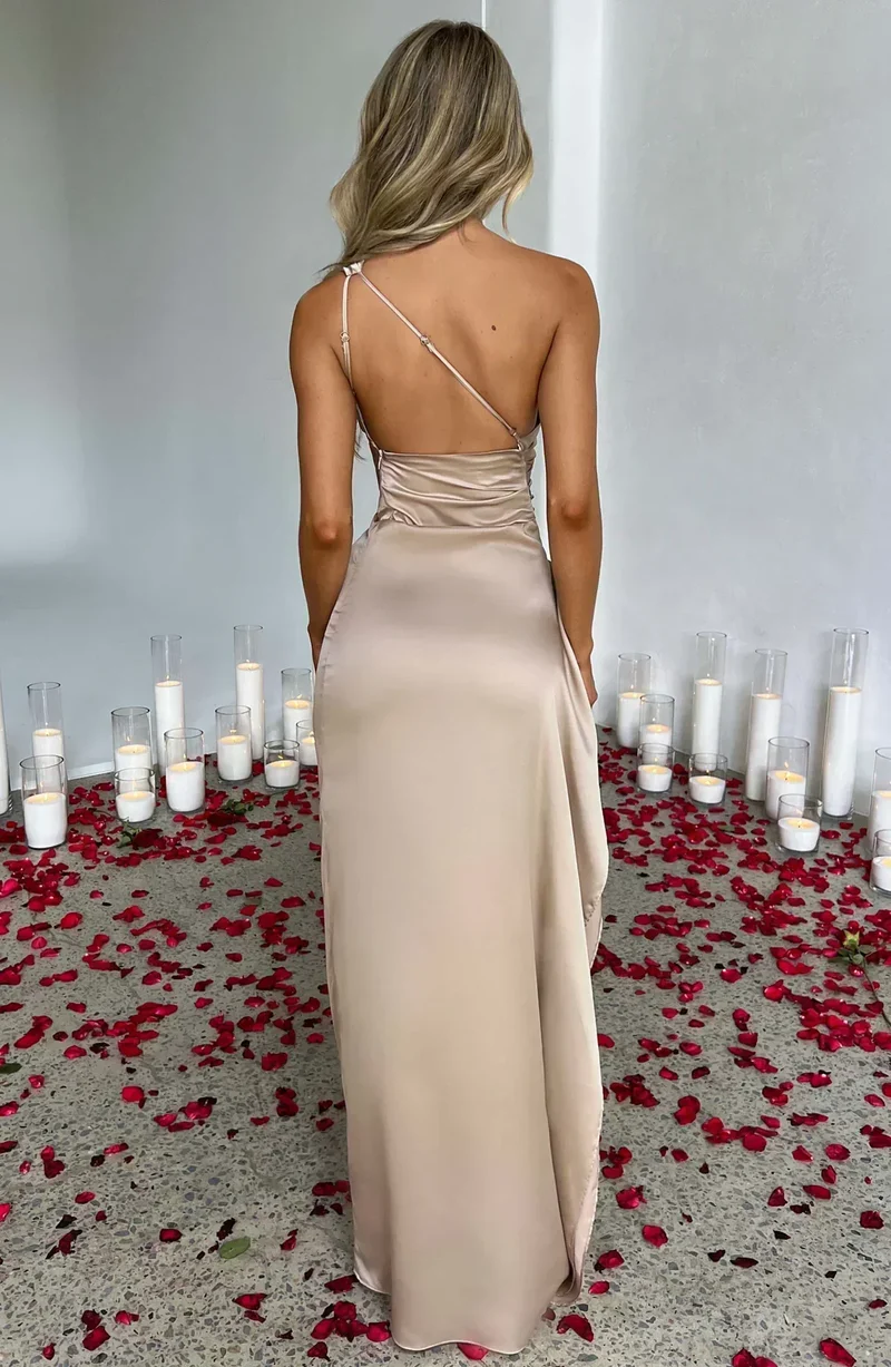 Robe Satinée Asymétrique