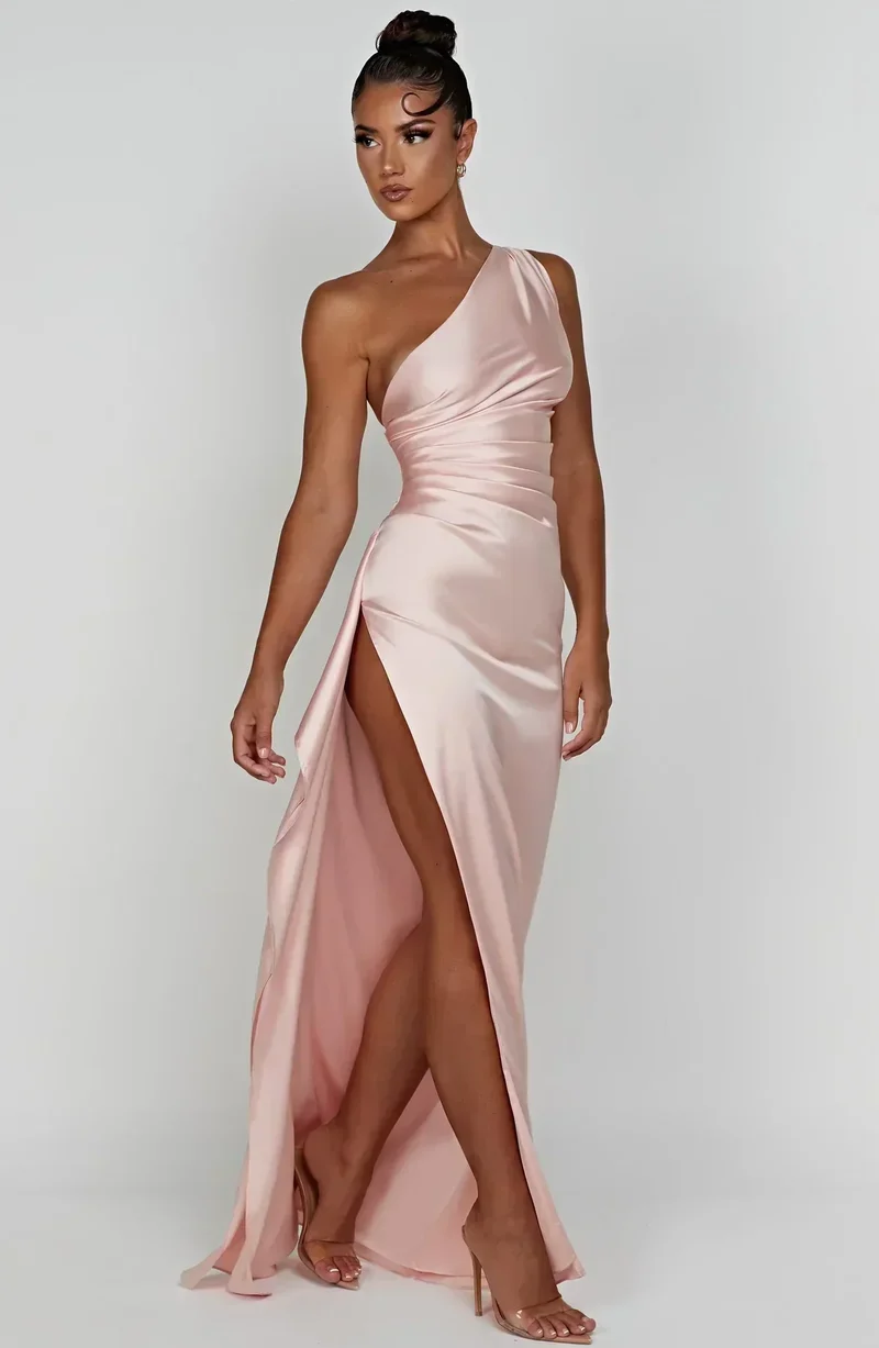Robe Satinée Asymétrique
