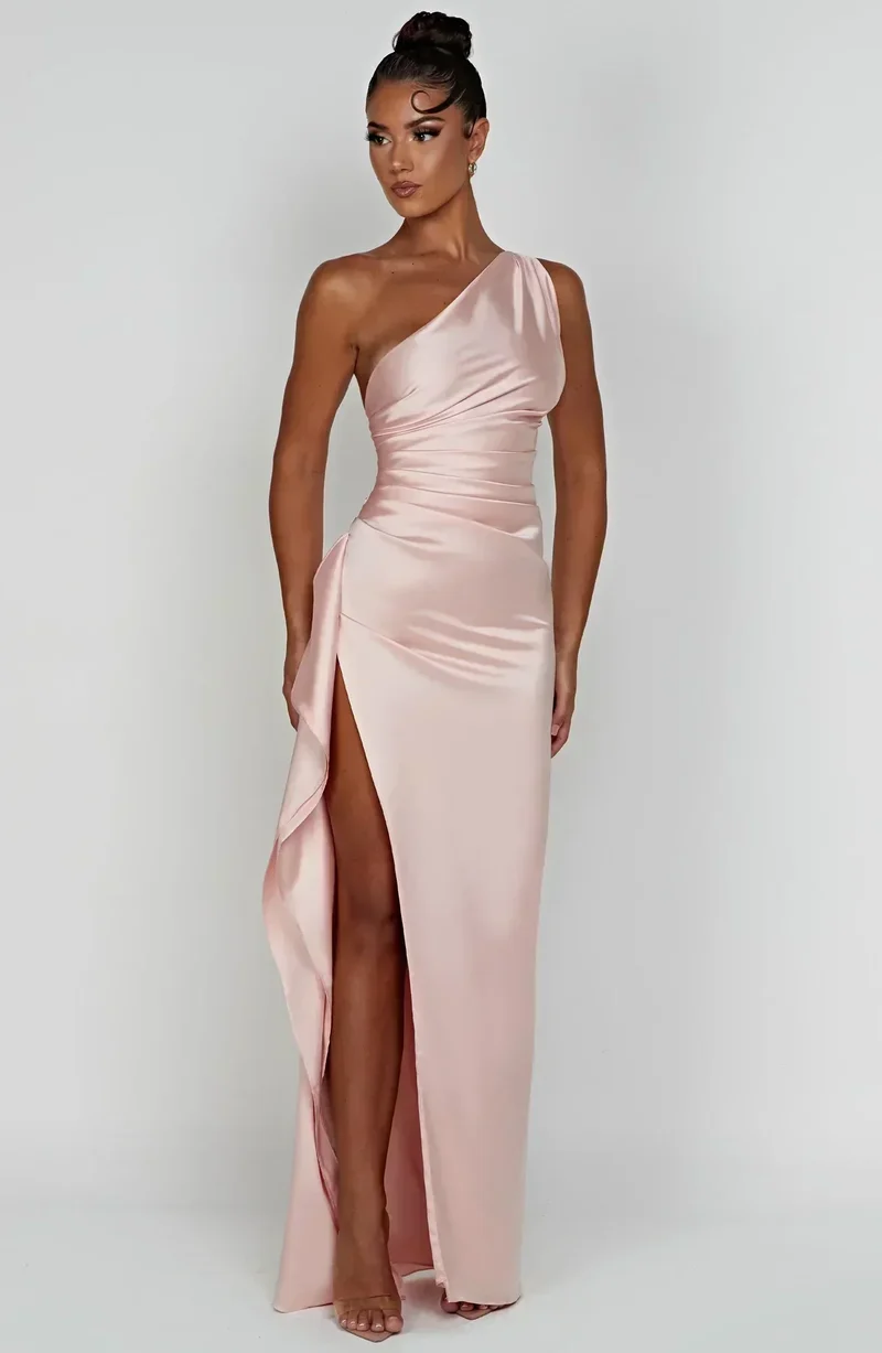 Robe Satinée Asymétrique
