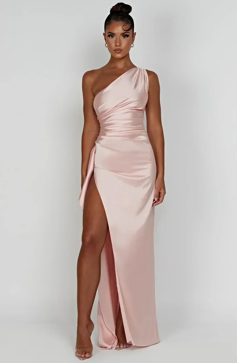 Robe Satinée Asymétrique
