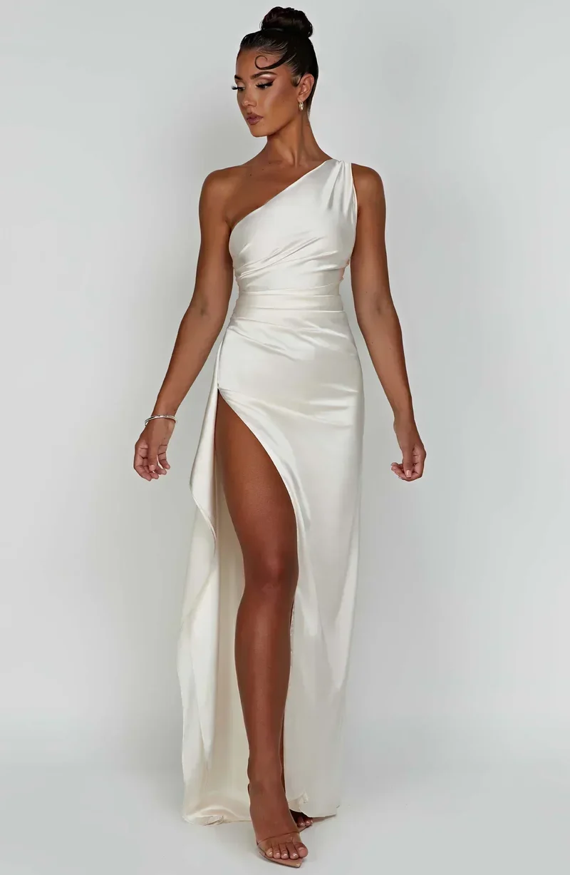 Robe Satinée Asymétrique