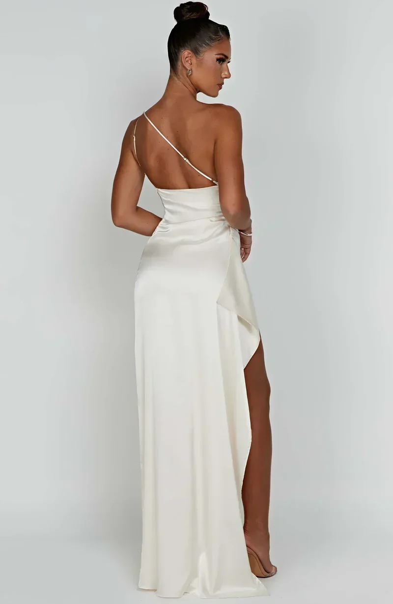 Robe Satinée Asymétrique