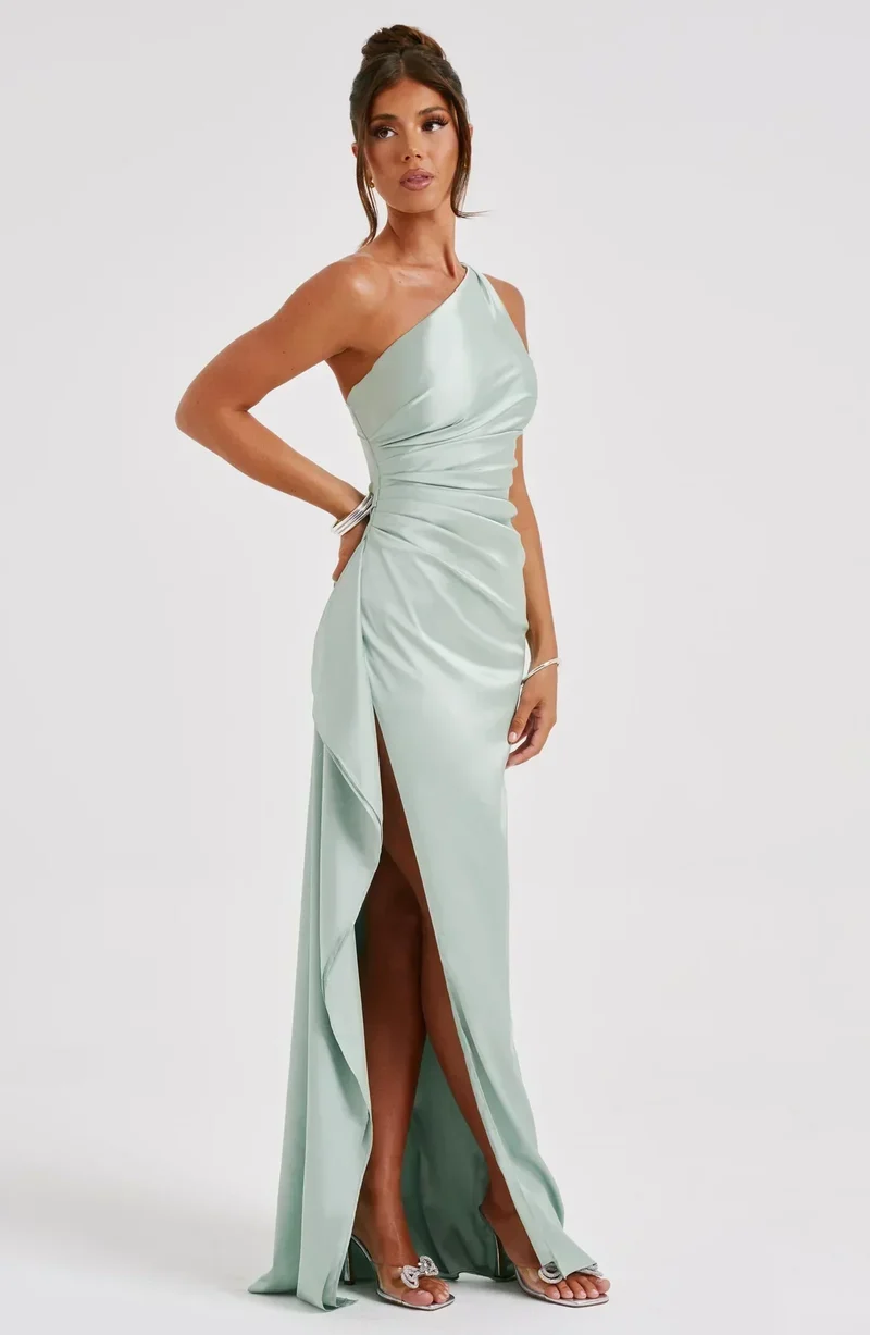 Robe Satinée Asymétrique