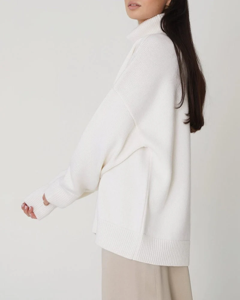 Pull femme à col roulé au style moderne et structuré