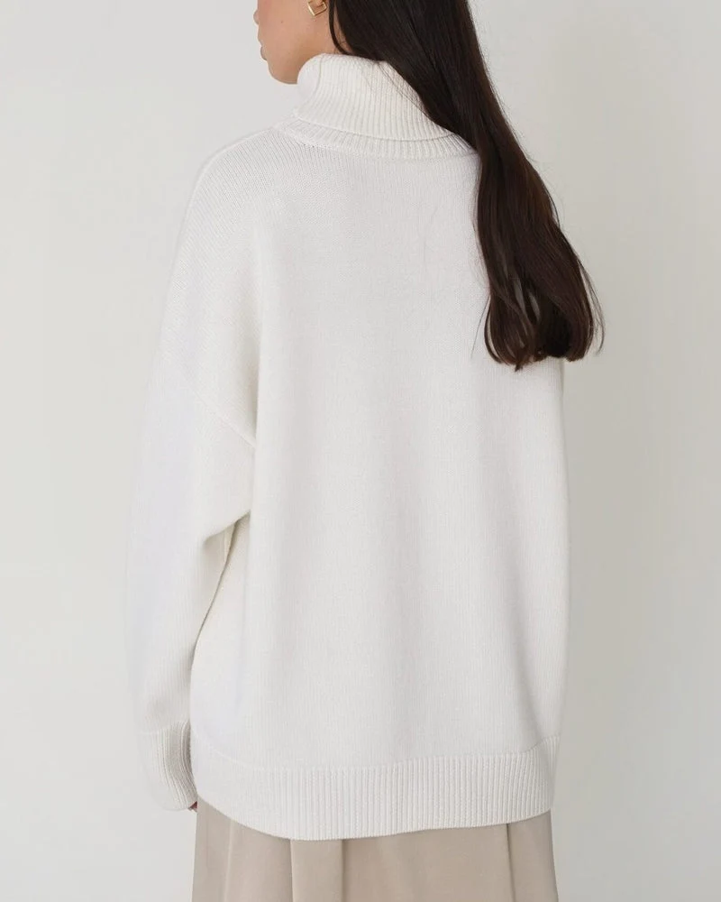 Pull femme à col roulé au style moderne et structuré