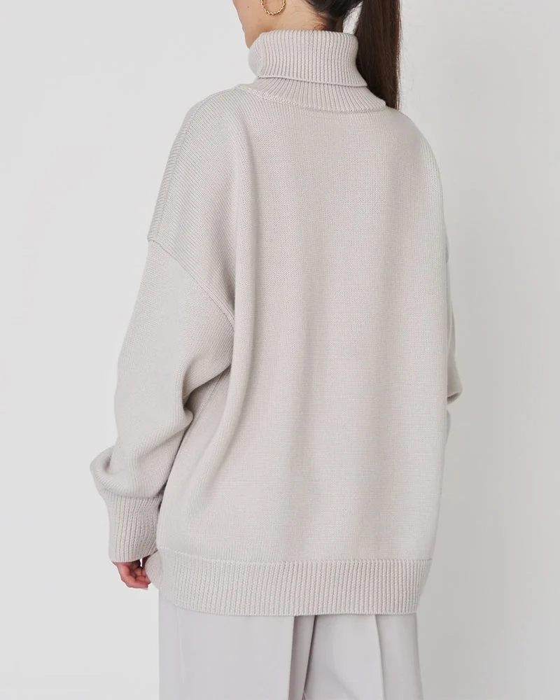 Pull femme à col roulé au style moderne et structuré
