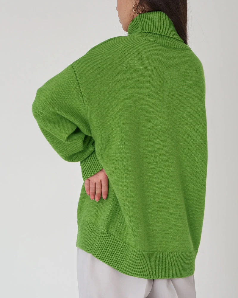 Pull femme à col roulé au style moderne et structuré