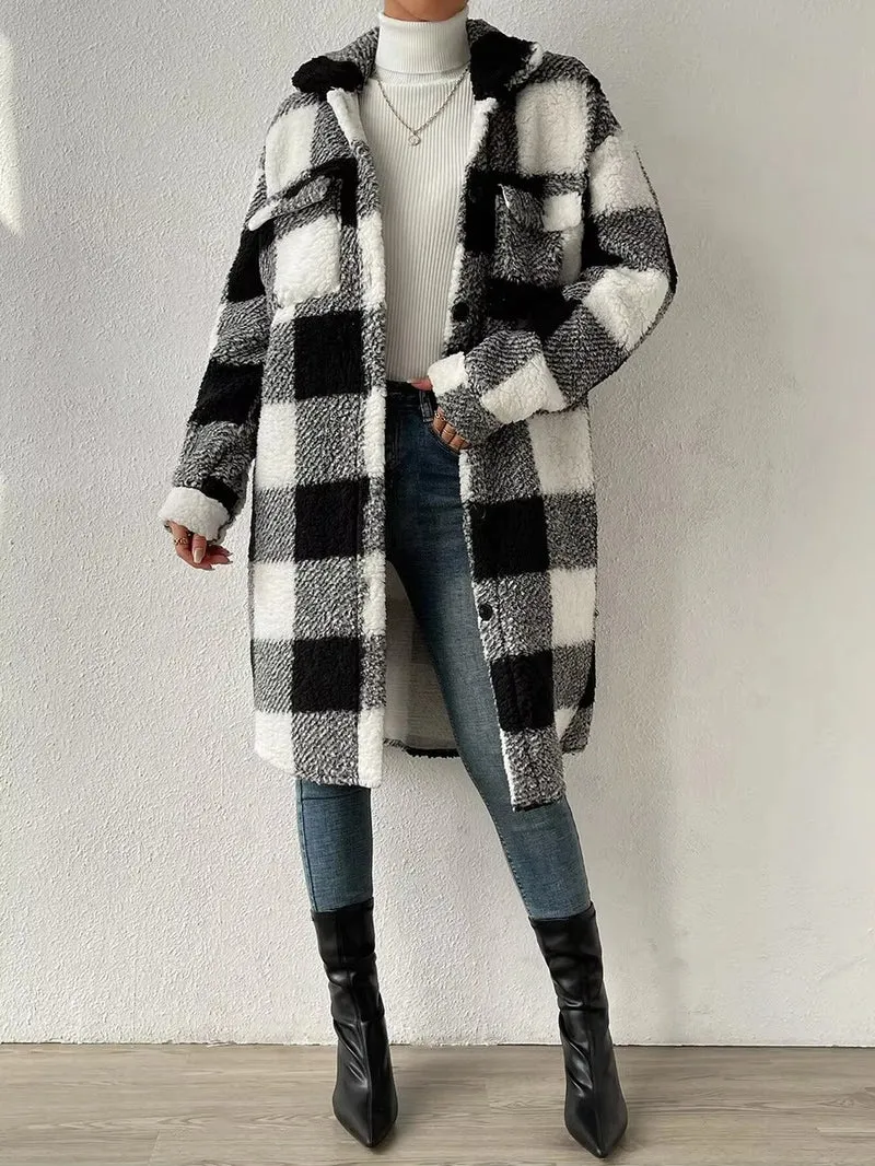 Manteau long femme en sherpa à carreaux au style moderne