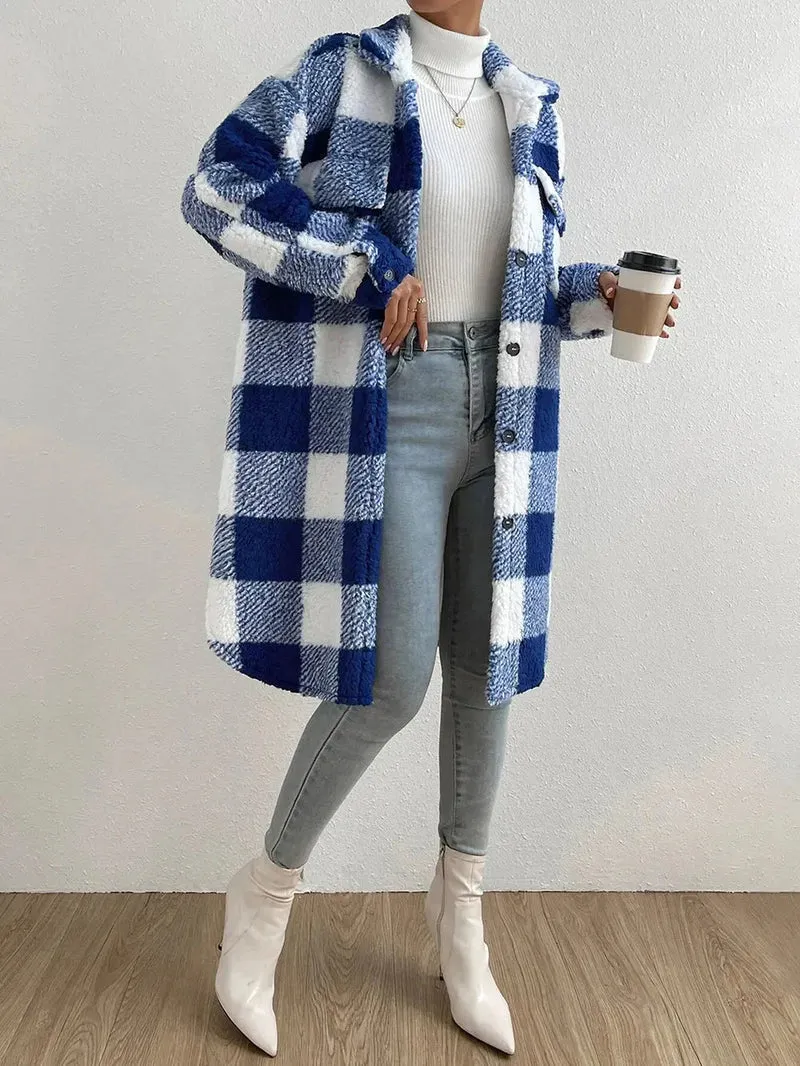 Manteau long femme en sherpa à carreaux au style moderne
