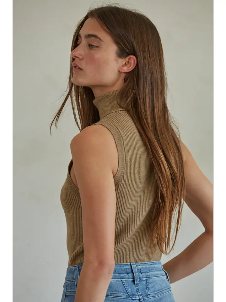 YOUR GORGEOUS Knit Turtleneck Sleeveless Top