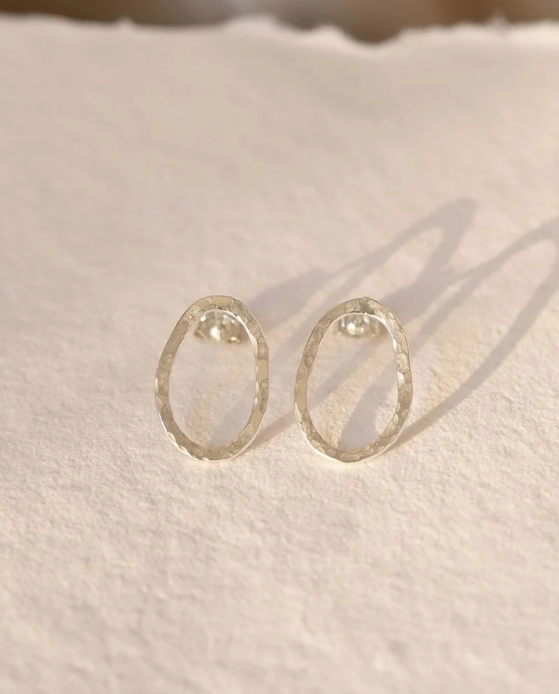 Boucles d'oreilles en argent martelé recyclé