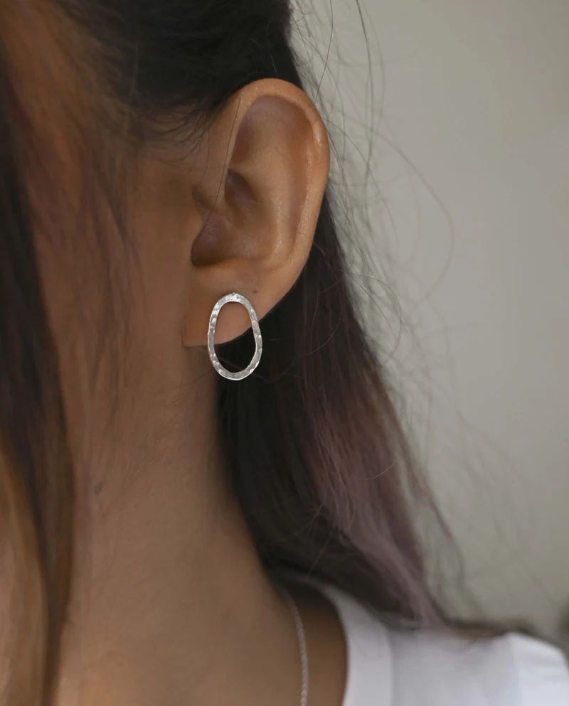 Boucles d'oreilles en argent martelé recyclé
