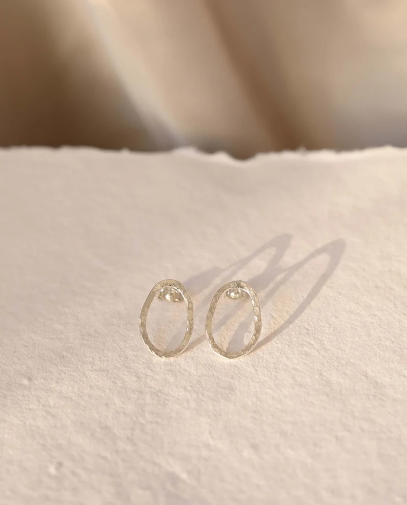 Boucles d'oreilles en argent martelé recyclé
