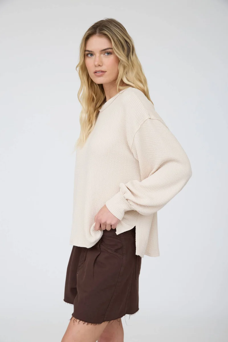 TEXTURED EXPOSED SEAM LONG EXTENDED SLEEVE KNIT TOP : NATURAL (LM-0108) -