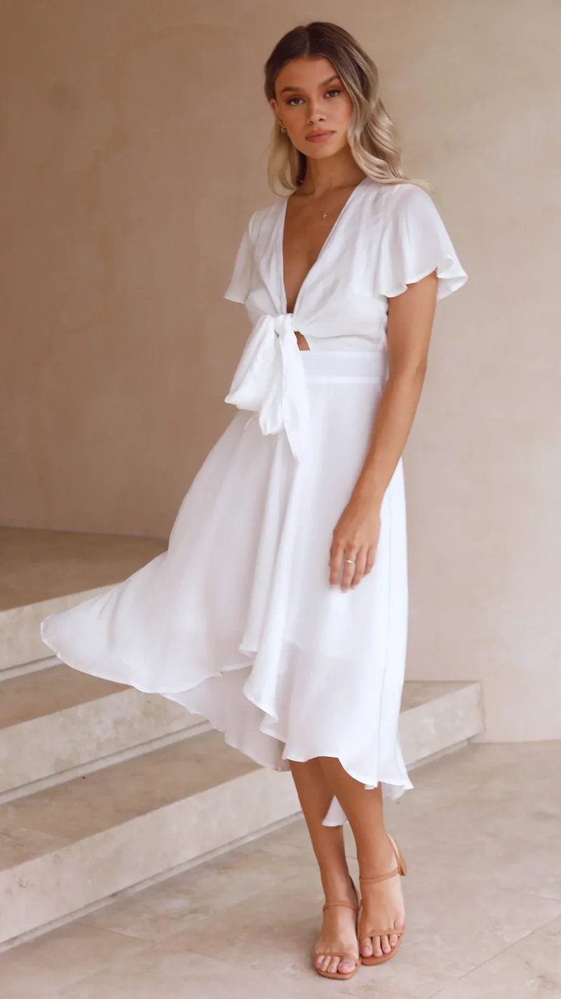 Robe midi satinée élégante à col en V profond pour femme – Manches papillon et jupe fluide asymétrique