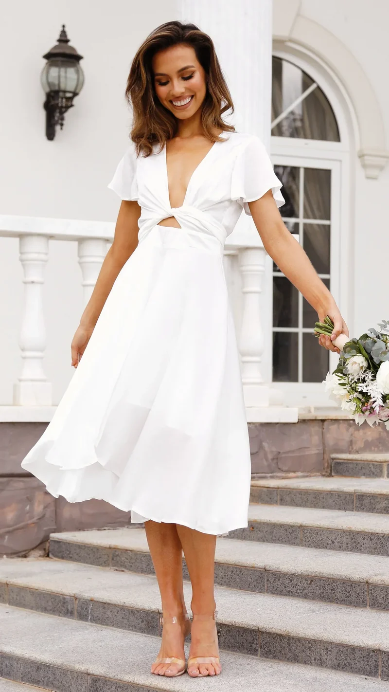 Robe midi satinée élégante à col en V profond pour femme – Manches papillon et jupe fluide asymétrique