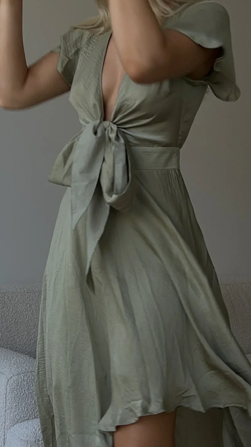 Robe midi satinée élégante à col en V profond pour femme – Manches papillon et jupe fluide asymétrique