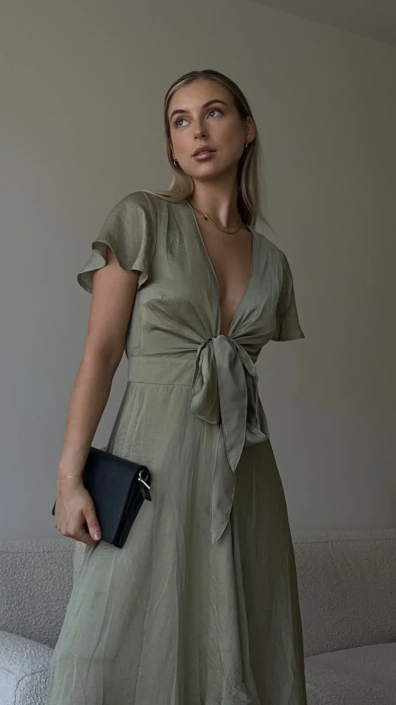 Robe midi satinée élégante à col en V profond pour femme – Manches papillon et jupe fluide asymétrique