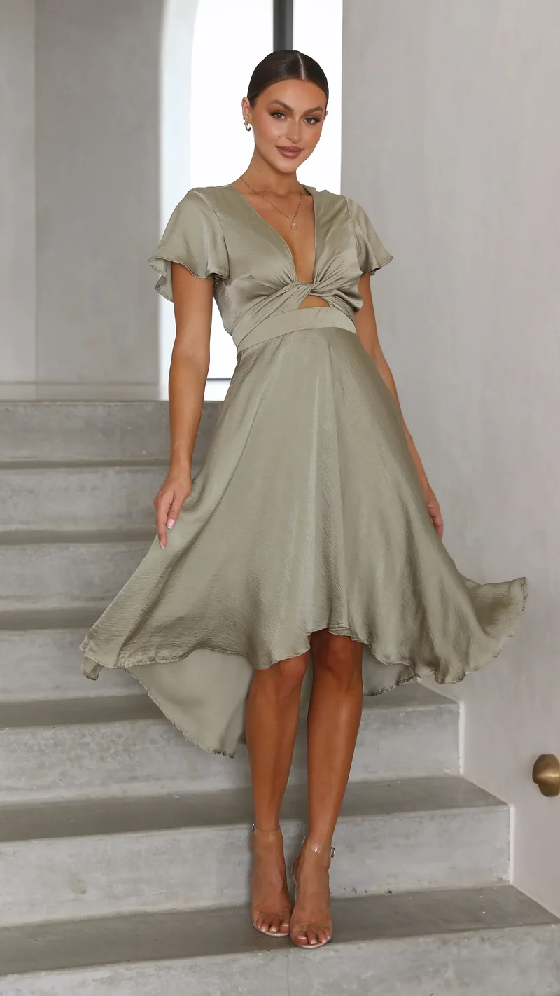 Robe midi satinée élégante à col en V profond pour femme – Manches papillon et jupe fluide asymétrique