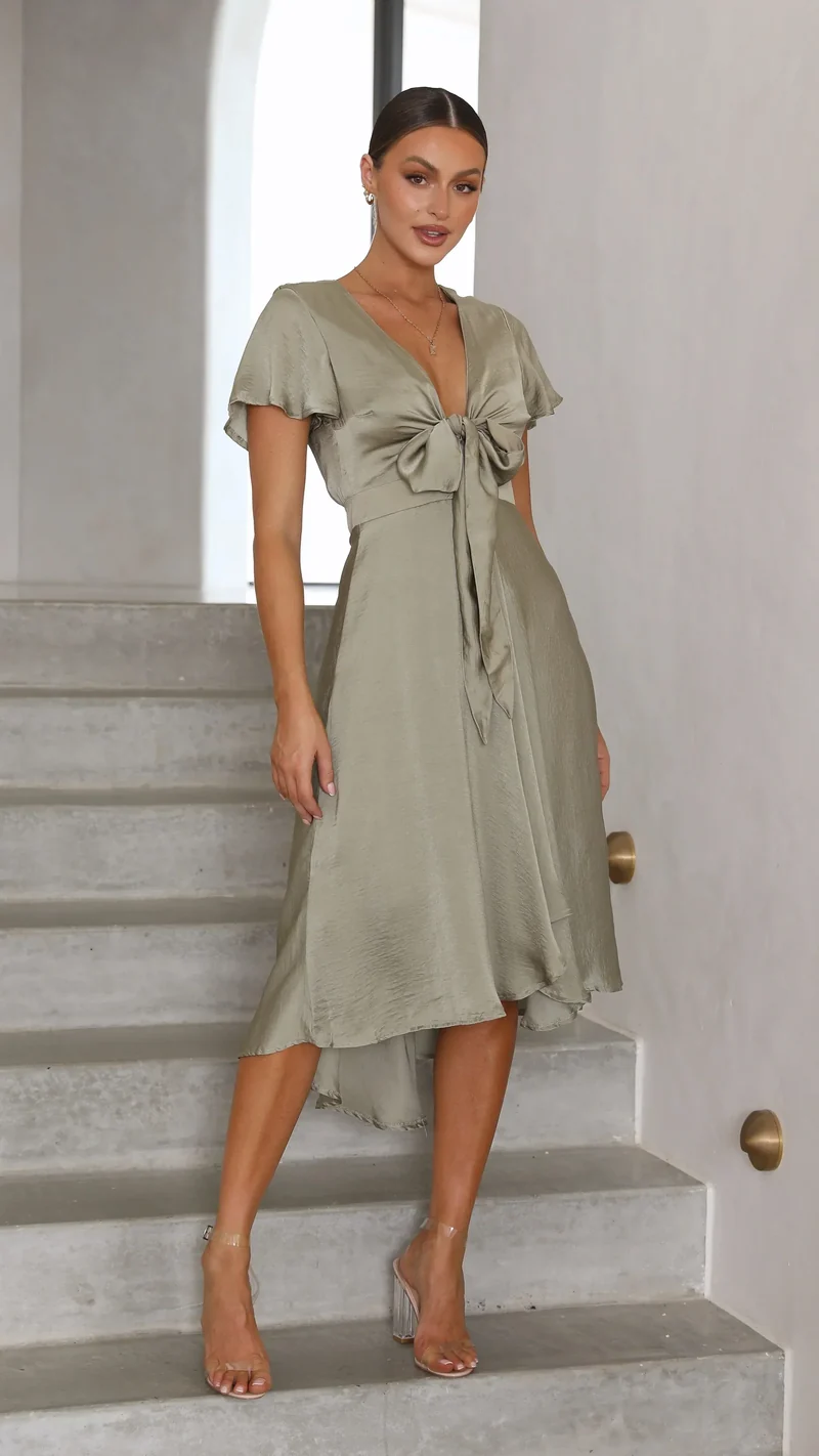 Robe midi satinée élégante à col en V profond pour femme – Manches papillon et jupe fluide asymétrique