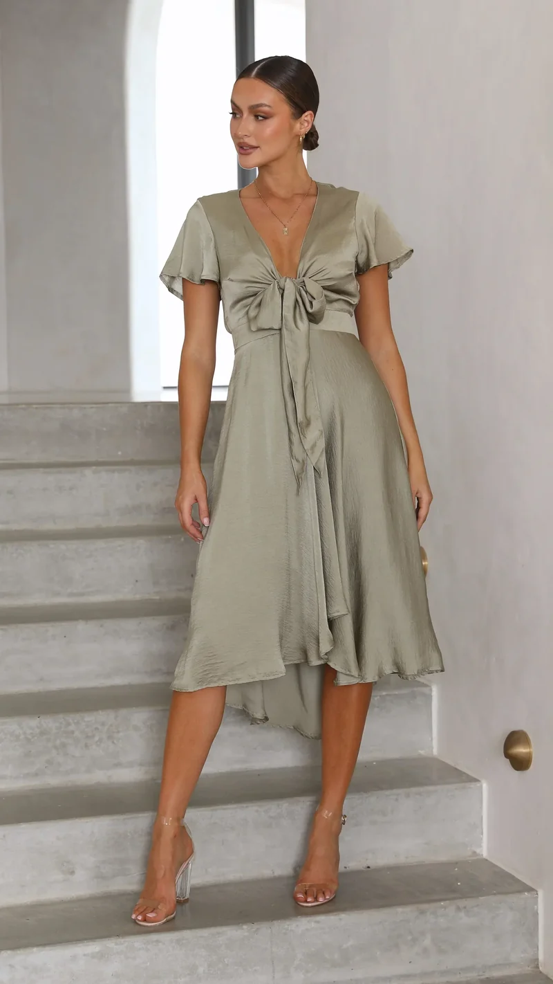 Robe midi satinée élégante à col en V profond pour femme – Manches papillon et jupe fluide asymétrique