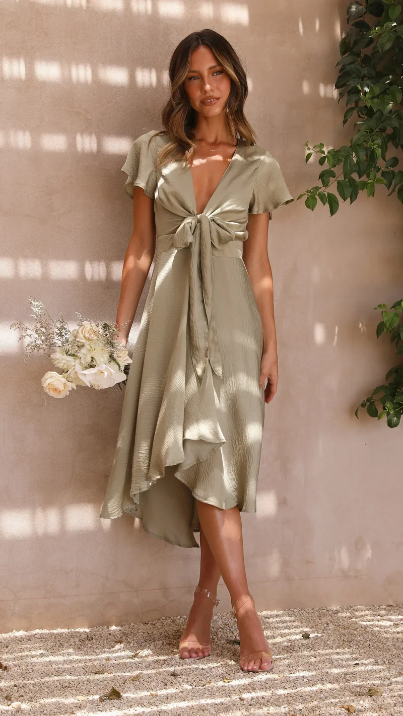 Robe midi satinée élégante à col en V profond pour femme – Manches papillon et jupe fluide asymétrique