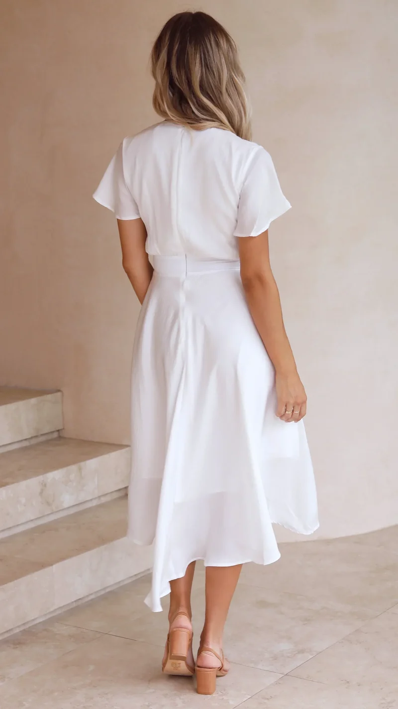 Robe midi satinée élégante à col en V profond pour femme – Manches papillon et jupe fluide asymétrique