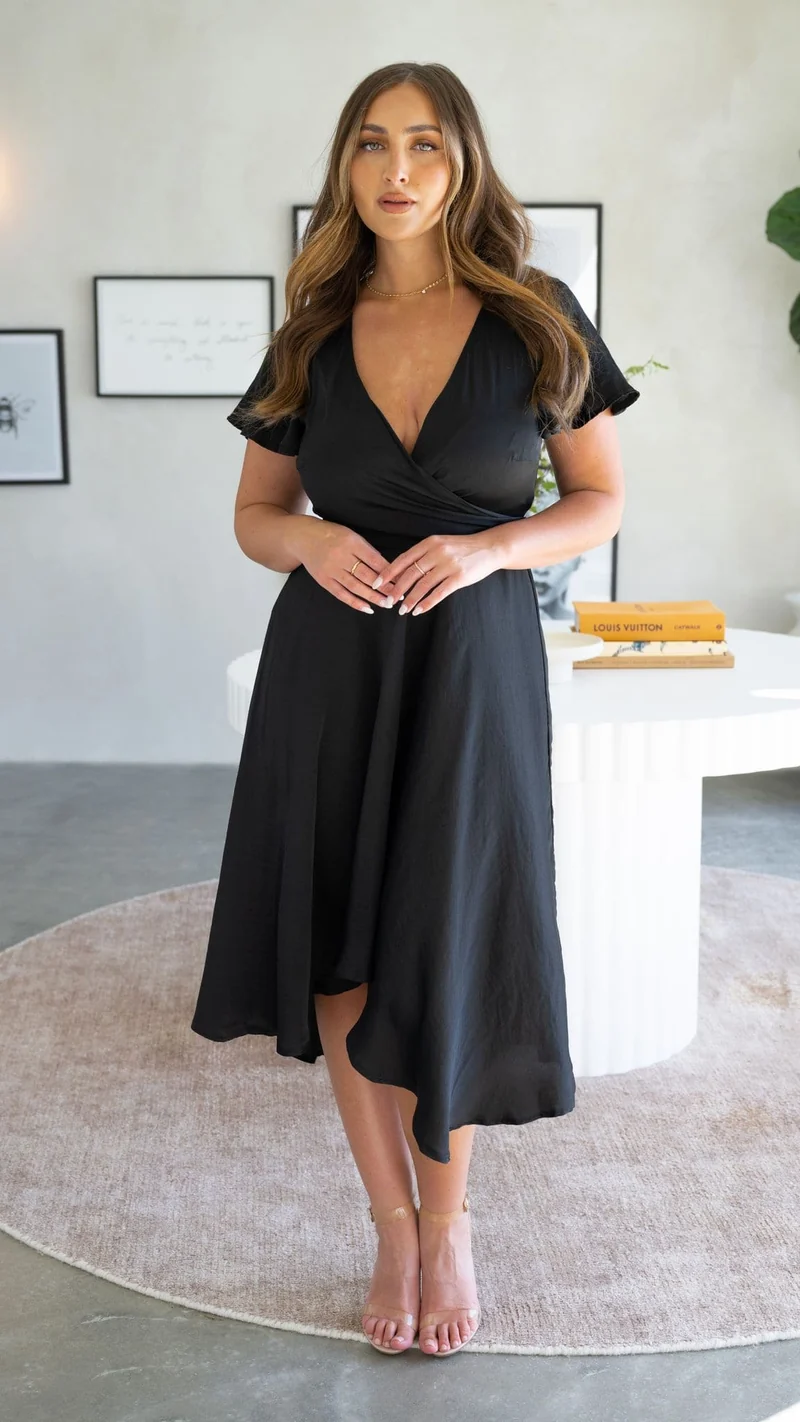 Robe midi satinée élégante à col en V profond pour femme – Manches papillon et jupe fluide asymétrique