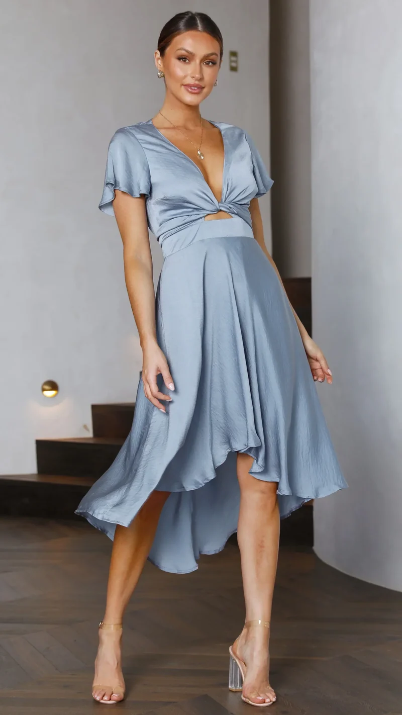 Robe midi satinée élégante à col en V profond pour femme – Manches papillon et jupe fluide asymétrique