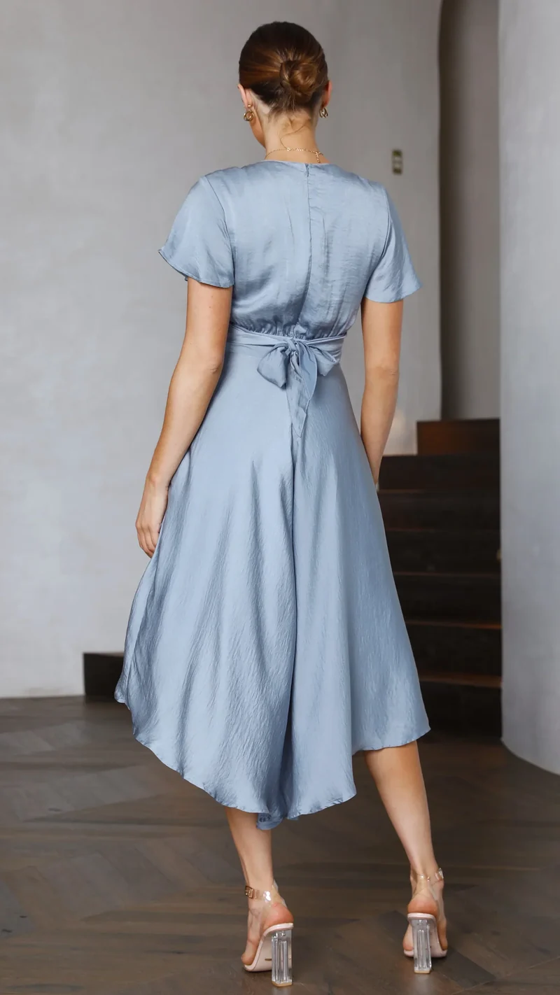 Robe midi satinée élégante à col en V profond pour femme – Manches papillon et jupe fluide asymétrique