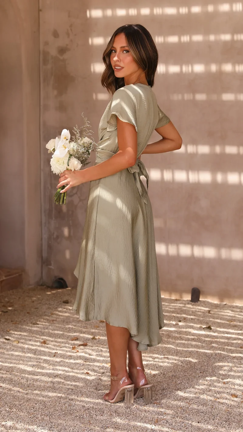 Robe midi satinée élégante à col en V profond pour femme – Manches papillon et jupe fluide asymétrique