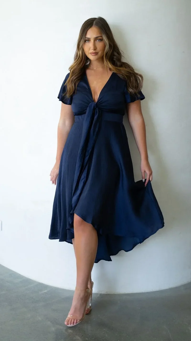 Robe midi satinée élégante à col en V profond pour femme – Manches papillon et jupe fluide asymétrique