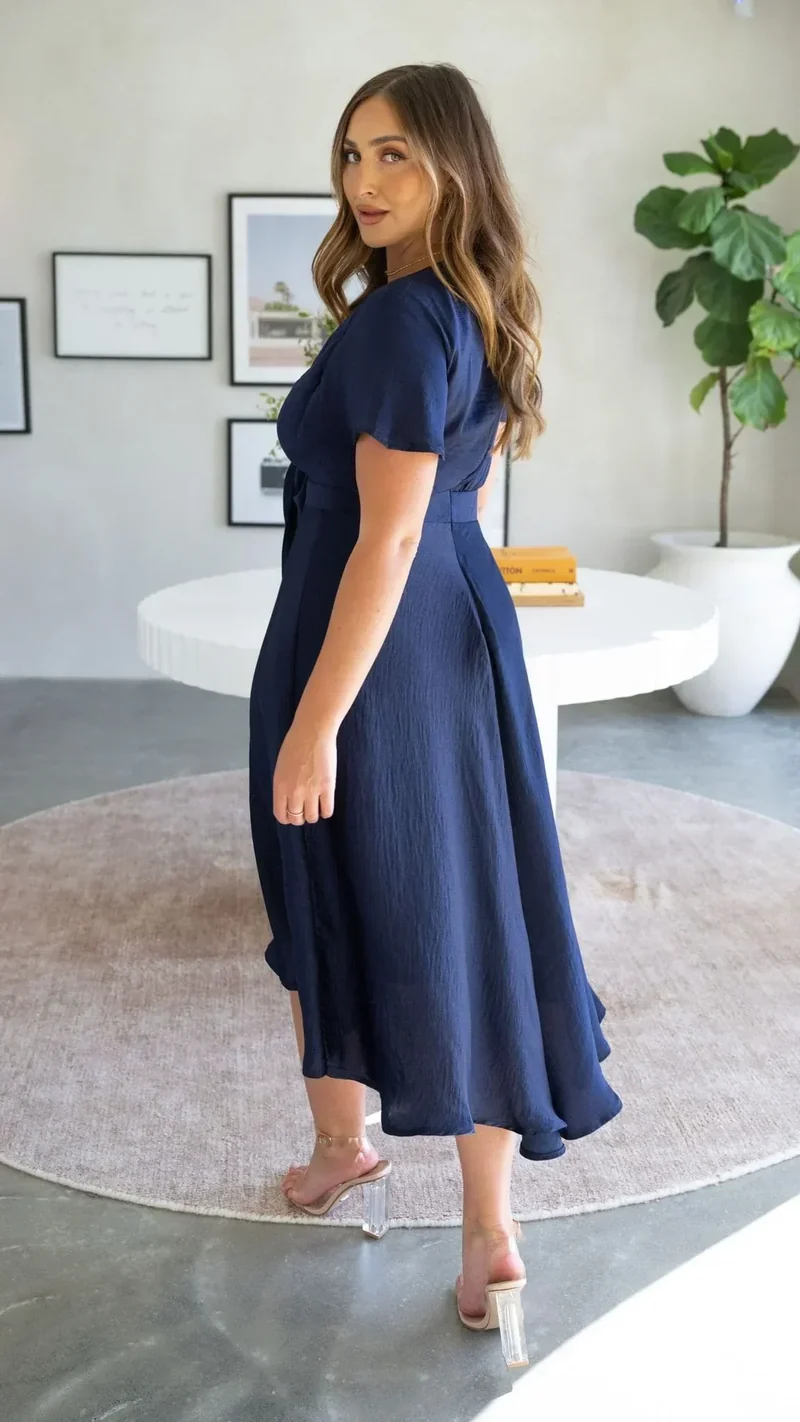Robe midi satinée élégante à col en V profond pour femme – Manches papillon et jupe fluide asymétrique