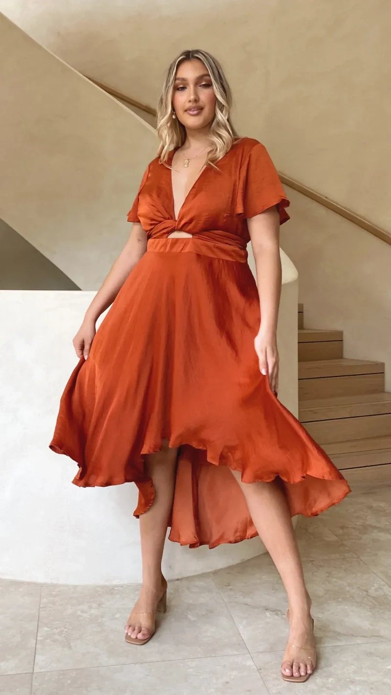 Robe midi satinée élégante à col en V profond pour femme – Manches papillon et jupe fluide asymétrique