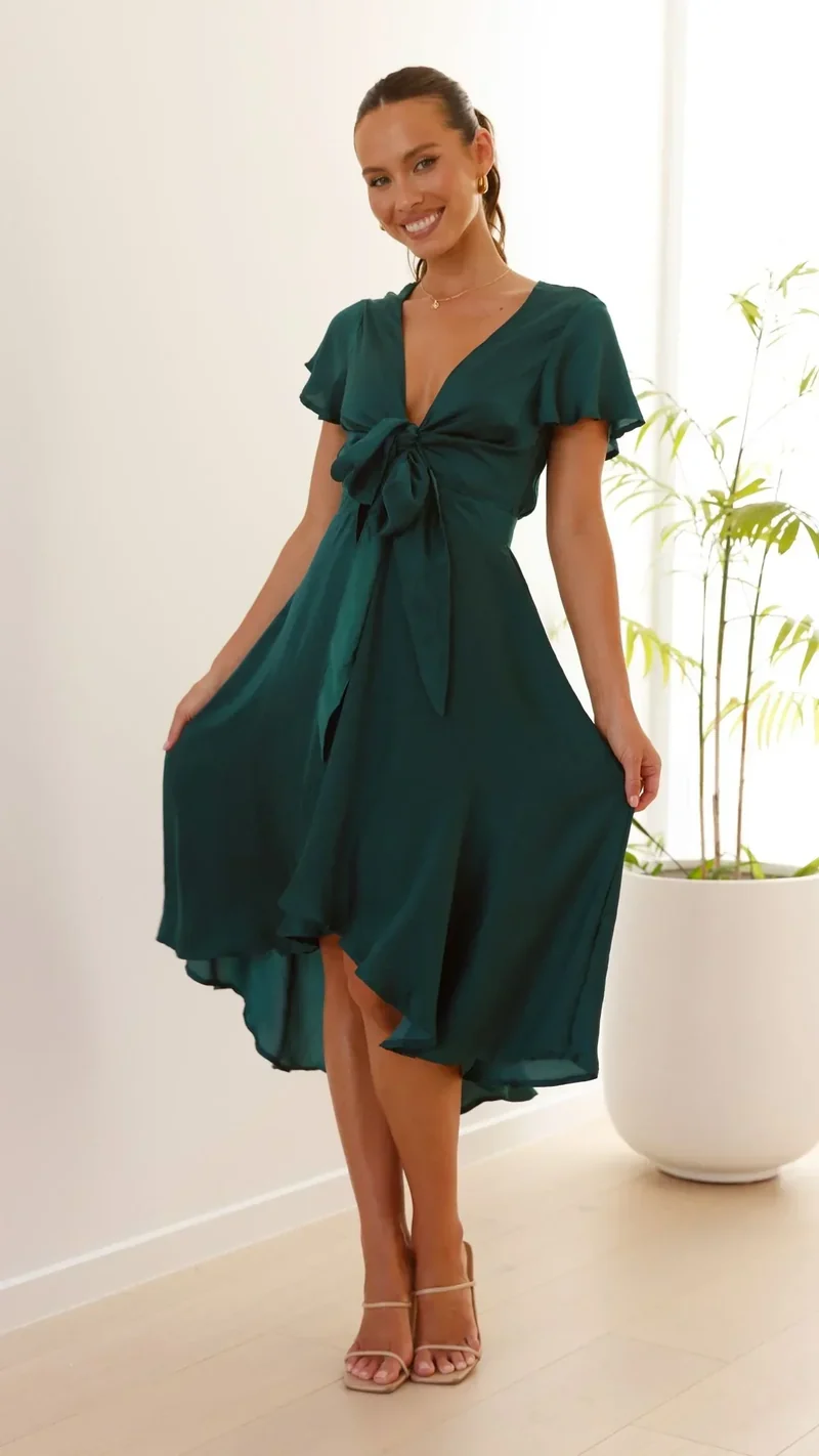 Robe midi satinée élégante à col en V profond pour femme – Manches papillon et jupe fluide asymétrique