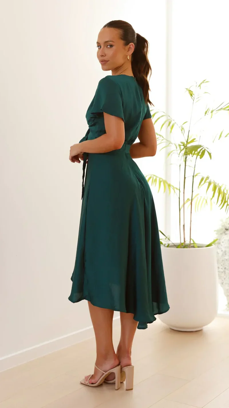 Robe midi satinée élégante à col en V profond pour femme – Manches papillon et jupe fluide asymétrique