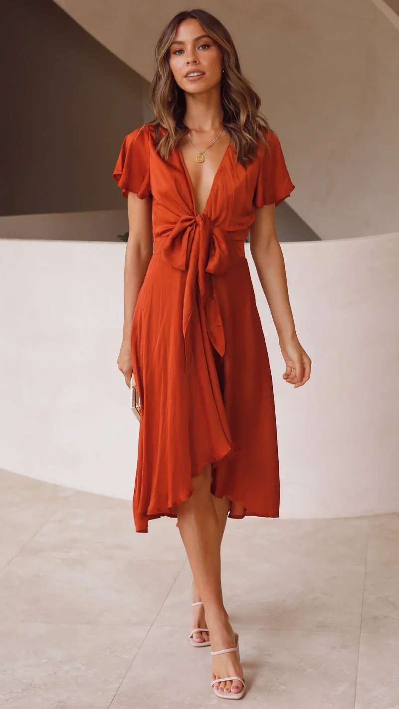 Robe midi satinée élégante à col en V profond pour femme – Manches papillon et jupe fluide asymétrique