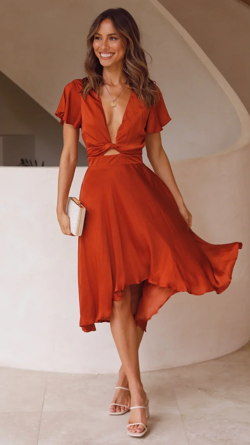 Robe midi satinée élégante à col en V profond pour femme – Manches papillon et jupe fluide asymétrique