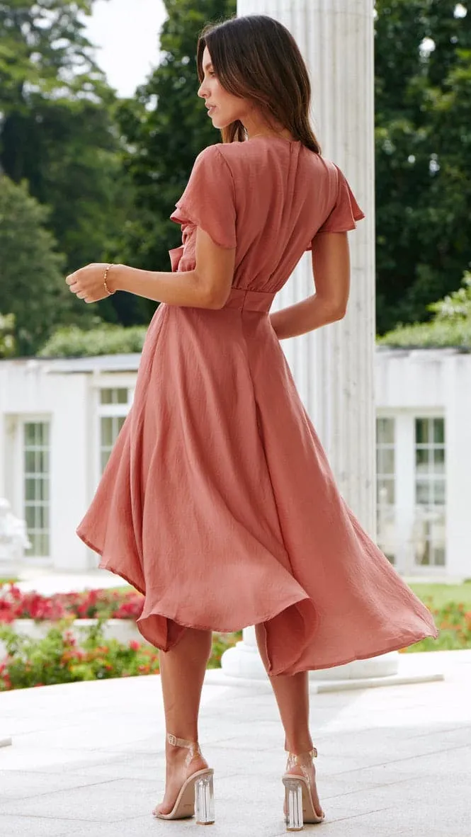 Robe midi satinée élégante à col en V profond pour femme – Manches papillon et jupe fluide asymétrique