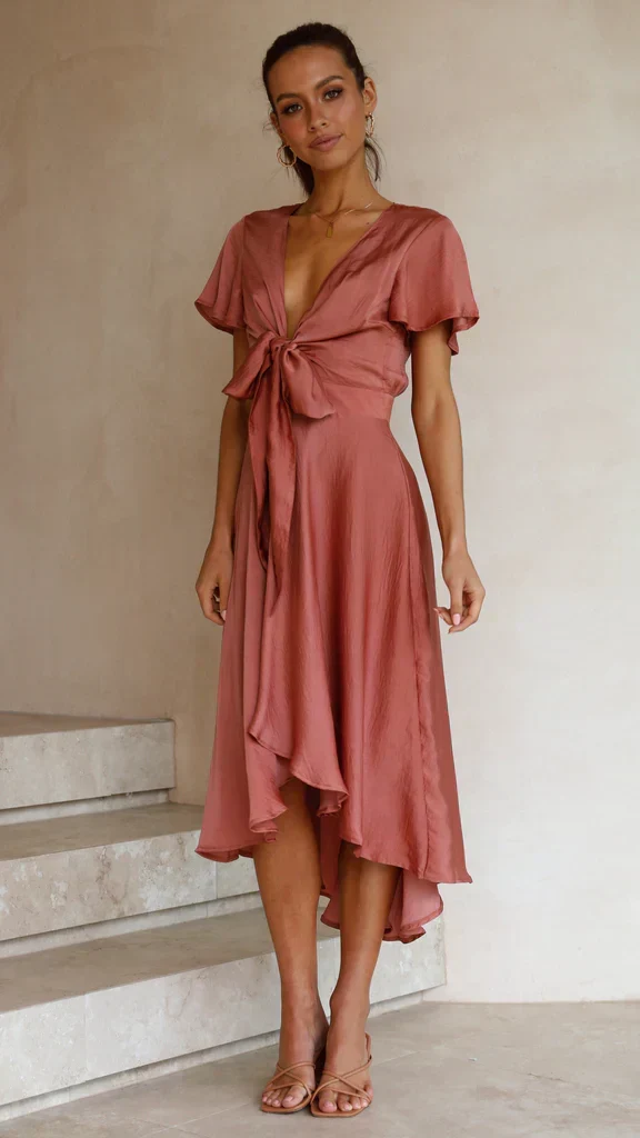 Robe midi satinée élégante à col en V profond pour femme – Manches papillon et jupe fluide asymétrique